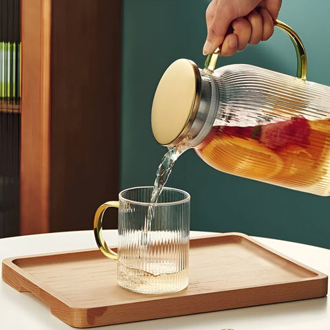 Стеклянная чашка с золотистой ручкой