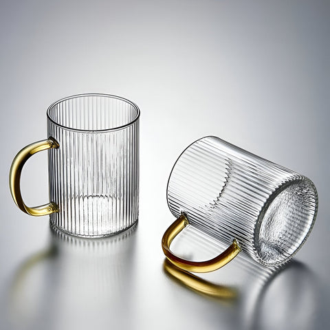 Стеклянная чашка с золотистой ручкой