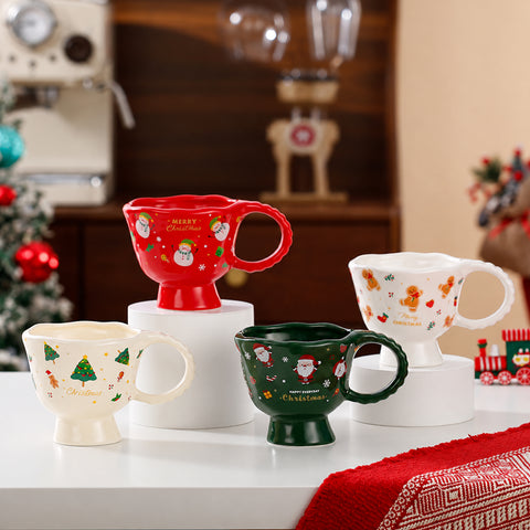 Новорічні кружки «Jolly» на ніжці чотирьох кольорів біля ялинки