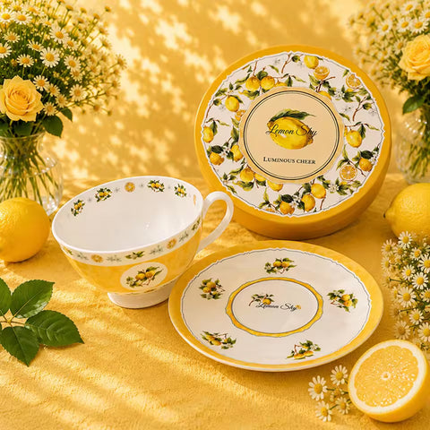 Чашка з квітами «Lemon Sky» на святковому столі