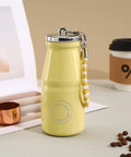 Жовтий термос для води «Milk Bottle» у формі пляшки з ремінцем на карабіні