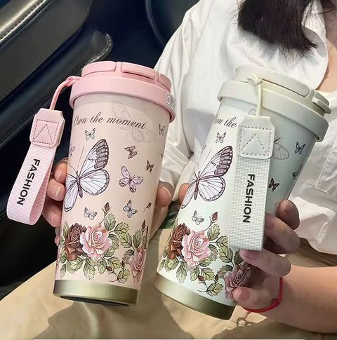 Два горнятка «Butterfly» з ремінцями FASHION у руках