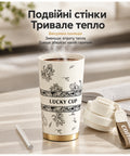 Тамблер «Lucky Cup» з кавою кришкою та трубочкою на столі