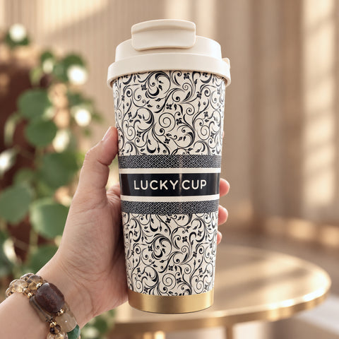 Тамблер «Lucky Cup» з чорними вензелями в руці