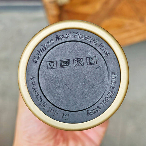 Стакан для кави «Flora» з ремінцем COFFEE на столі