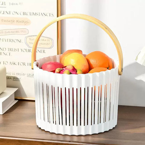Пластиковий кошик для пікніка з відкидною деревʼяною ручкою на столі