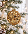 Куля «Goldleaf» на засніженій гілці